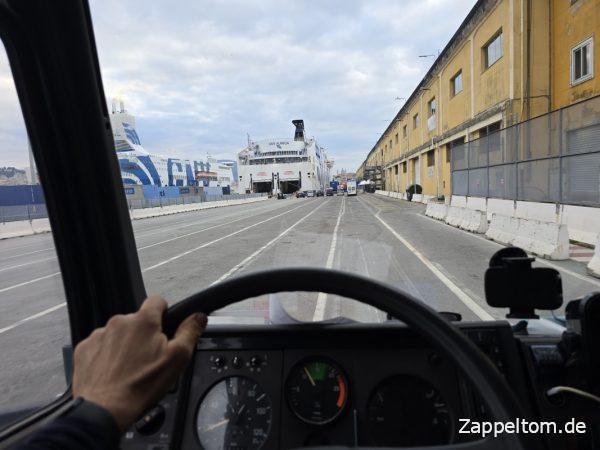 GNV-Parkplatz im Hafen Genua