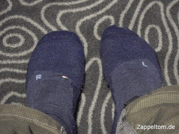 Im Dunkeln falsch angezogene Falke-Socken