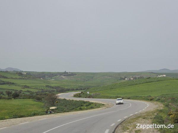 Kurvige Straße durch die Mogods in Nordtunesien