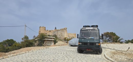 Mercedes 711D an der Genueser Festung Tabarka