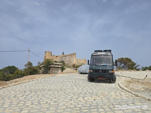 Mercedes 711D an der Genueser Festung Tabarka
