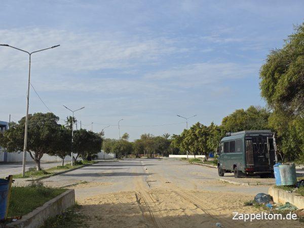 Mercedes 711D auf dem Strandparkplatz Gammarth