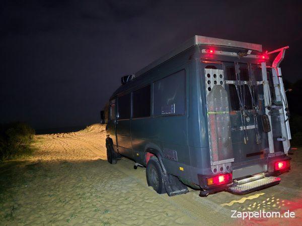 Mercedes 711D festgefahren am Strandzugang in Tunis