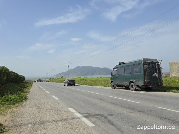 Mercedes 711D vor dem Nationalpark Ichkeul