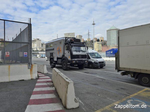 Mercedes NG 1222 A von EineWeltReisen im Hafen Genua