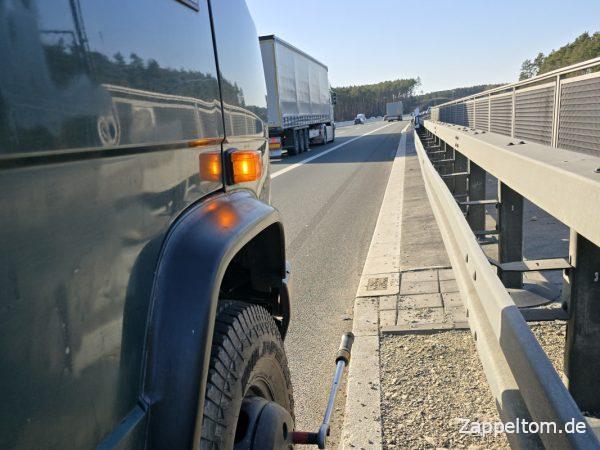 Reifenpanne auf der Autobahn