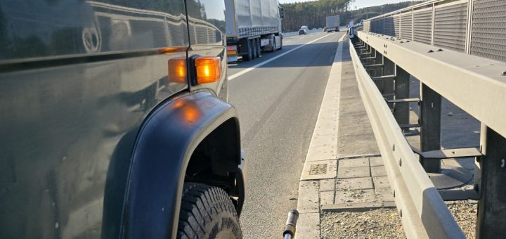 Reifenpanne auf der Autobahn