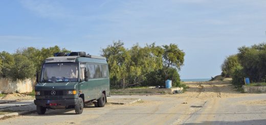 Schrauben am Strand Tunis Gammarth