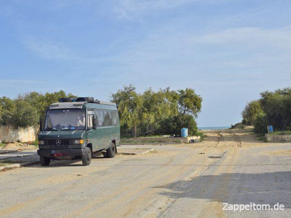 Schrauben am Strand Tunis Gammarth