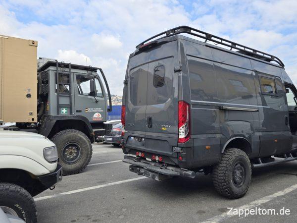 Toyota Landcruiser, Steyr 12M18 und Iveco Daily 4x4 im Hafen Genua