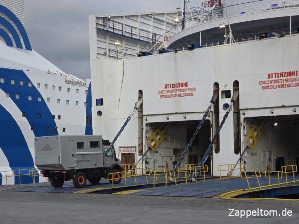 Unimog beim Einschiffen im Hafen Genua (17.02)