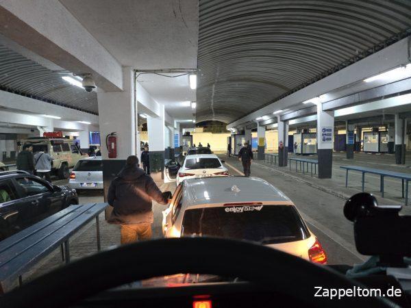 Zollabfertigung bei der Einreise mit Wohnmobil im Hafen Tunis