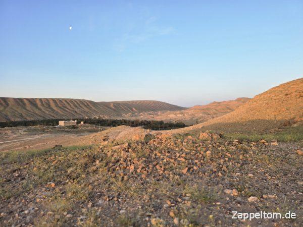 Blick über das Fort und die Palmenoase nach Algerien