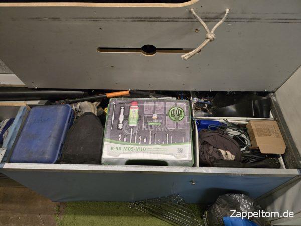 Mit Werkzeug vollgepackte Staukiste