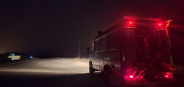 Nachtfahrt im Mercedes 711D durch Gewitter