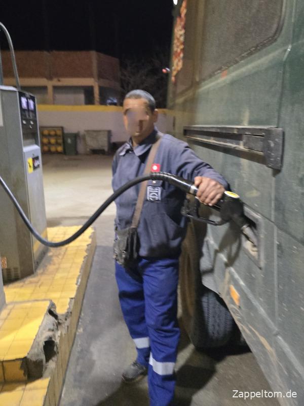 Servive beim Tanken in Tunesien