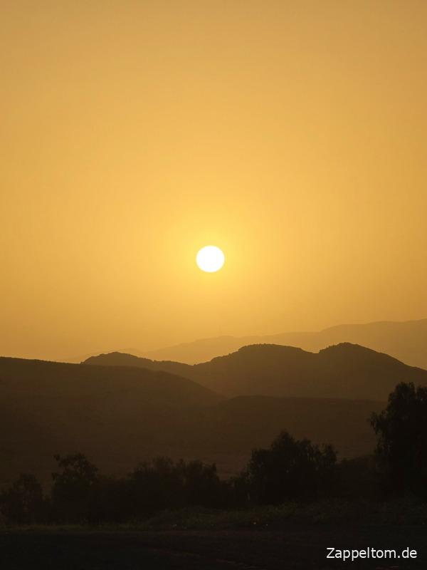 Sonnenaufgang über den tunesischen Bergoasen
