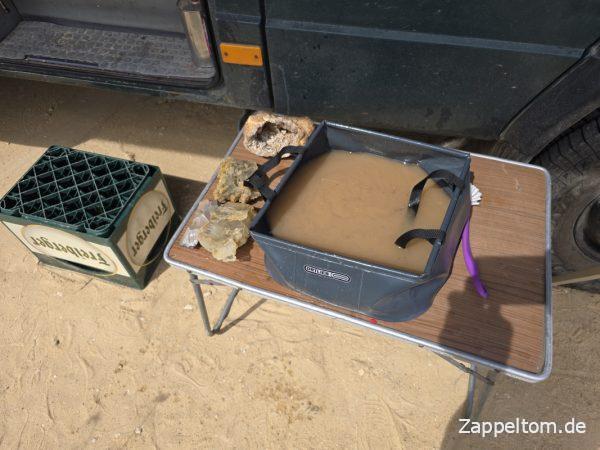 Steine waschen auf Reisen im Ortlieb Folding-Bowl