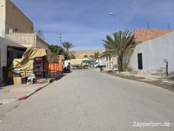 Straßenszene Tamerza mit Unimog der tunesischen Armee