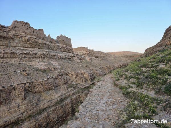 Wandern auf dem Felsband im Süden des Mides-Canyons
