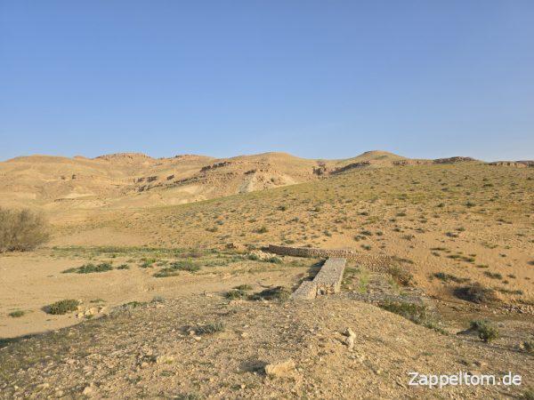 Staumauer im Nebenwadi von Mides