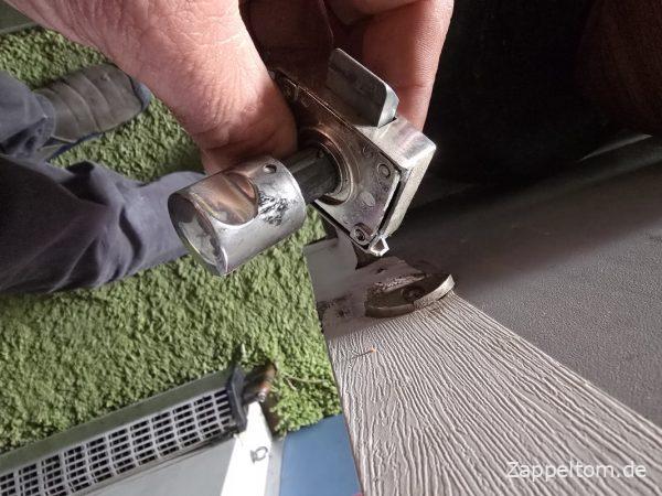 Auf der Rommelpiste zerrissener Metall-Pushlock im Wohnmobil