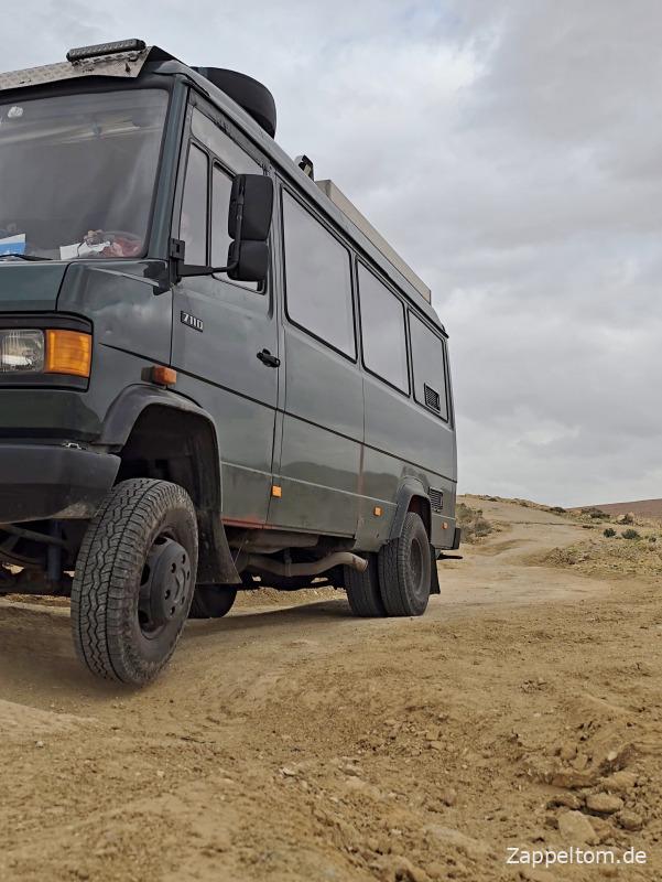 Geliftetes Vorderrad des Mercedes 711D auf der Rommelpiste