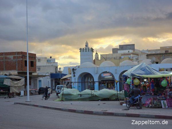 18.05 Uhr an der Medina von Kairouan 18.05 Uhr an der Medina von Kairouan