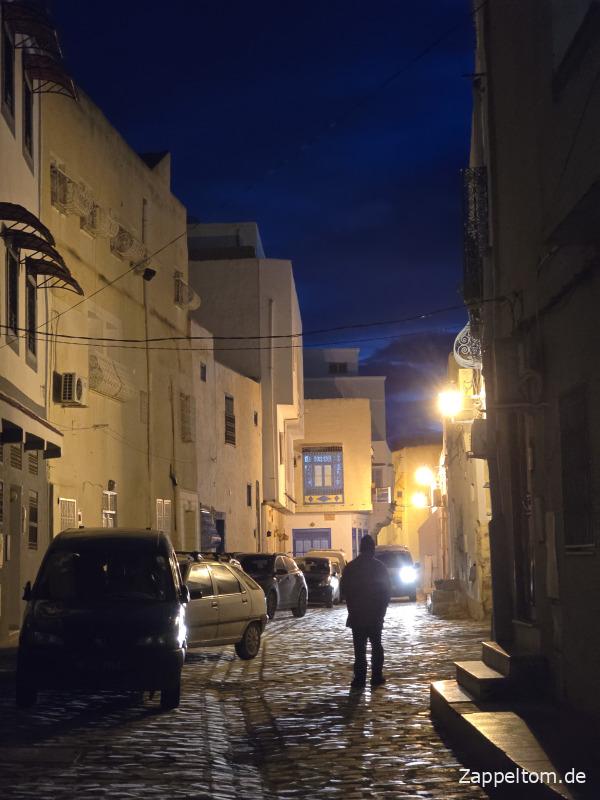 Abendverkehr in der Medina von Kairouan Abendverkehr in der Medina von Kairouan