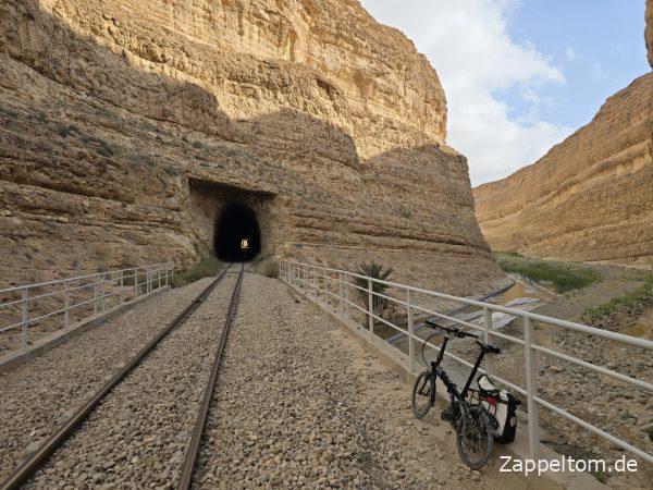 Brücke zwischen den Eisenbahntunneln der Seldja-Schlucht