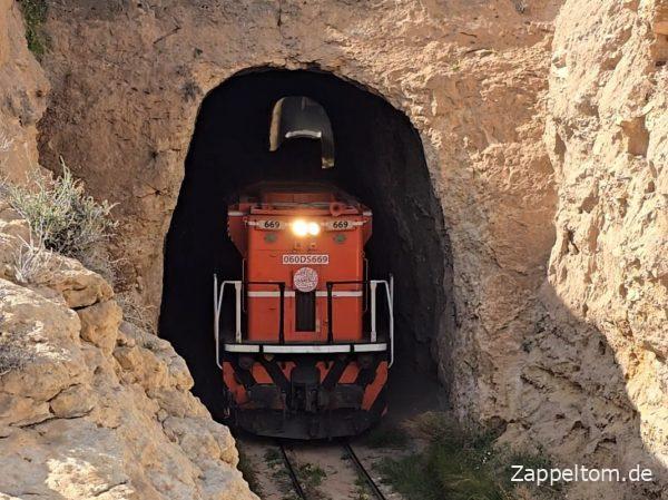 Diesellok 060DS669 der SNCFT im letzten Tunnel der Seldja-Schlucht