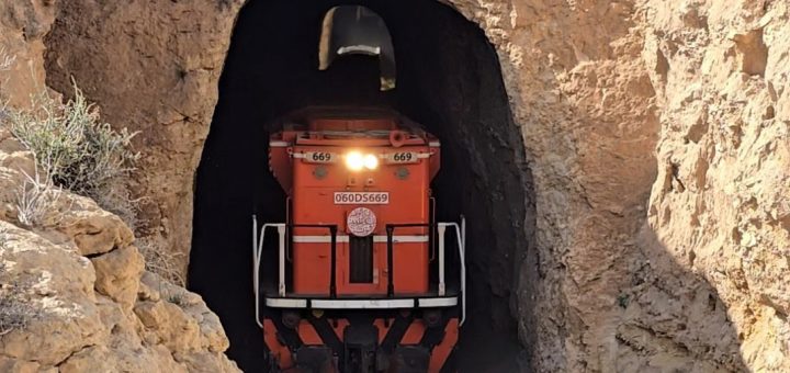 Diesellok 060DS669 der SNCFT im letzten Tunnel der Seldja-Schlucht