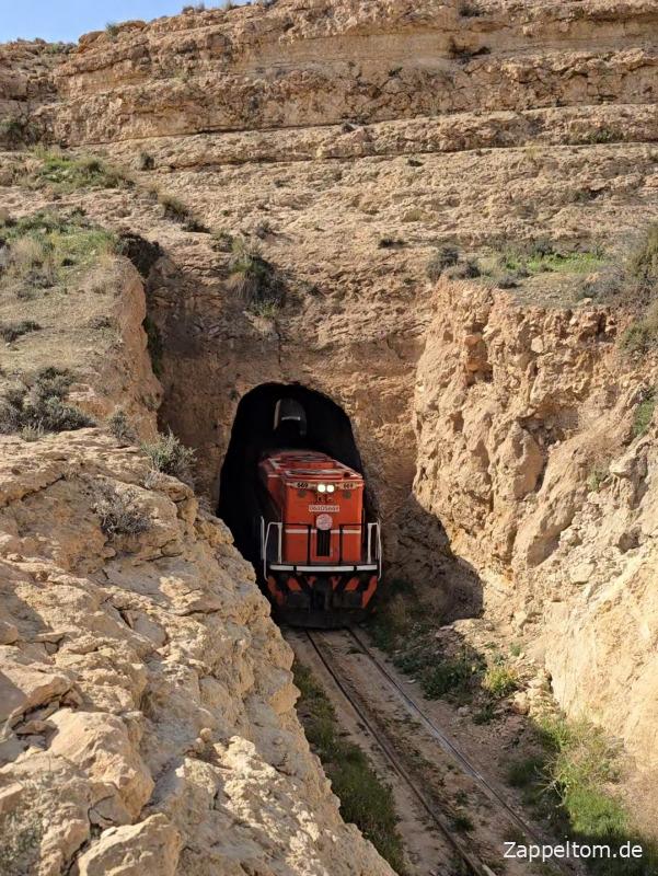 Diesellok SNCFT 060DS669 im letzten Tunnel der Seldja-Schlucht