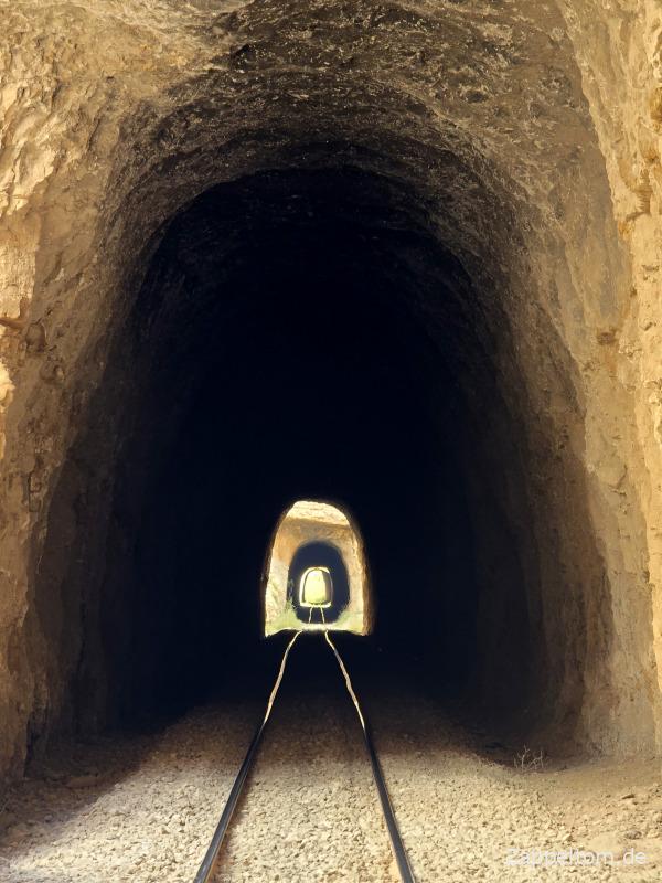 Durch die Eisenbahntunnel der Seldja-Schlucht