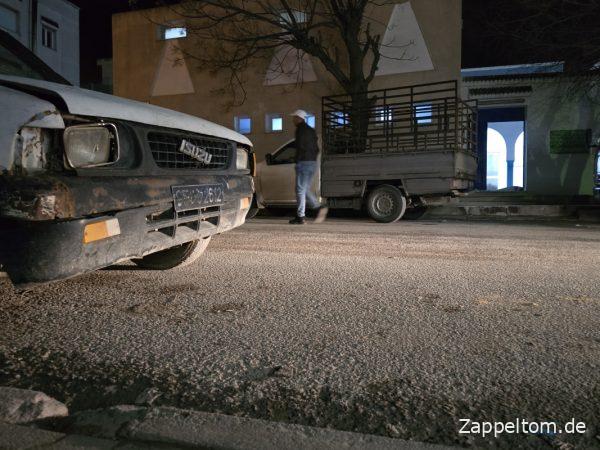 Isuzu D-Max vor der Moschee Maktar
