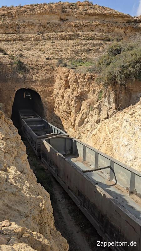 Leerer Phosphatzug der SNCFT in der Seldja-Schlucht
