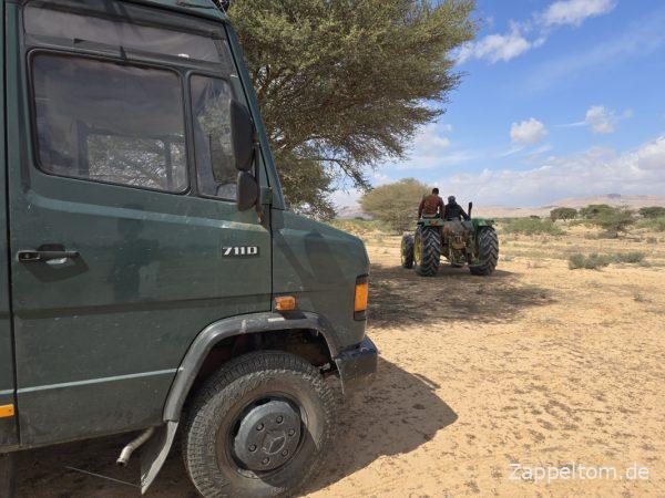 Mercedes 711 nach der Safari durch die Savanne Bou Hedma mit dem John Deere 5403