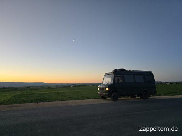 Mercedess 711D beim Sonnenaufgang in Ain Eddisa Mercedess 711D beim Sonnenaufgang in Ain Eddisa