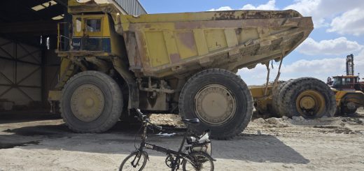 Minifahrrad und Riesenmuldenkipper in Metlaoui
