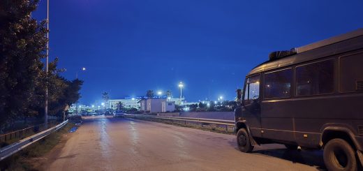 Parken am Flughafen Tunis Karthago bei Nacht