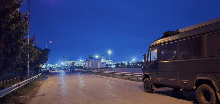 Parken am Flughafen Tunis Karthago bei Nacht