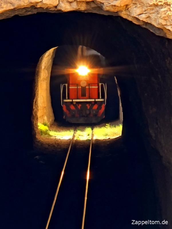 Phospatzug in den Tunneln der Seldja-Schlucht