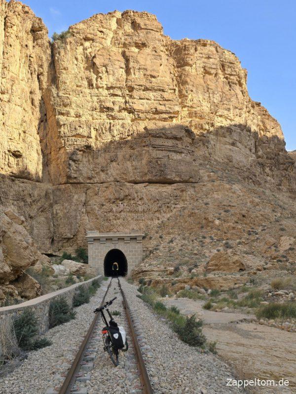 Radweg auf den Gleisen vor Tunnel 5 und 6 der Seldja-Schlucht