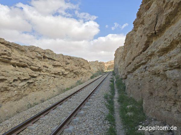 Radweg neben den Gleisen der Seldja-Bahnund des Lezard Rouge