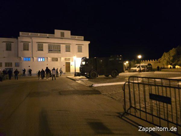 Räumfahrzeug an der Großen Moschee Kairouan Räumfahrzeug an der Großen Moschee Kairouan
