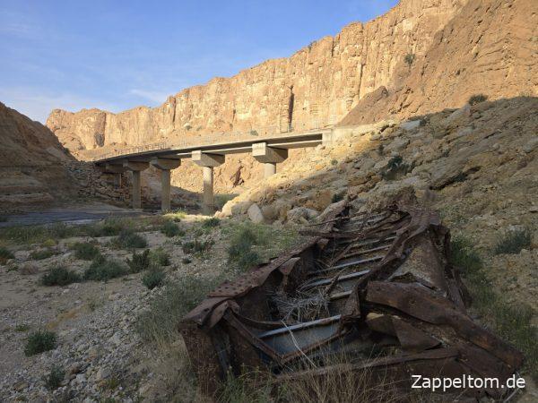 Reste der zerstörten Einsenbahnbrücke in der Seldja-Schlucht