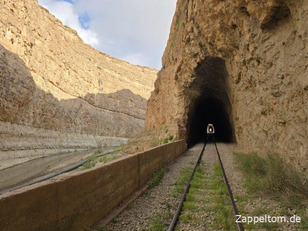 Schutzmauern neben der Seldja-Bahn