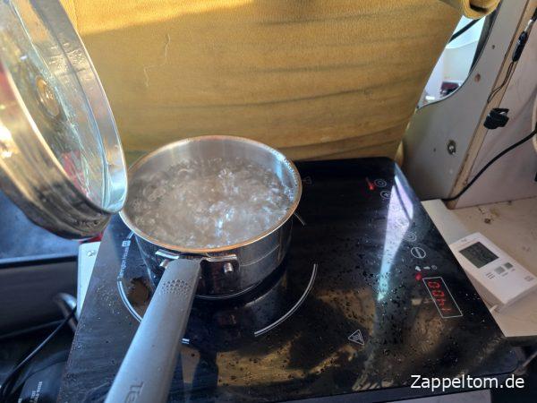 Solarelektrisches Kochen mit Induktionsplatte Solarelektrisches Kochen mit Induktionsplatte