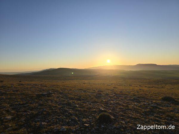 Sonnenaufgang über dem Djebel Ballouta (1.201 m) Sonnenaufgang über dem Djebel Ballouta (1.201 m)