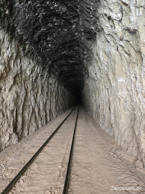 Unbeleuchteter Tunnel der Seldja-Bahn